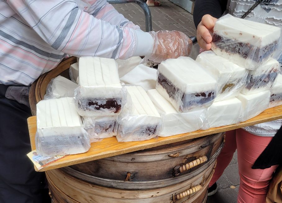 ▲有民眾前往鹿港老街，卻看到街邊有阿伯在賣一款「古早味茶點」，立刻決定掏錢買下，品嚐這個童年的好滋味。（圖／翻攝《爆廢公社》）