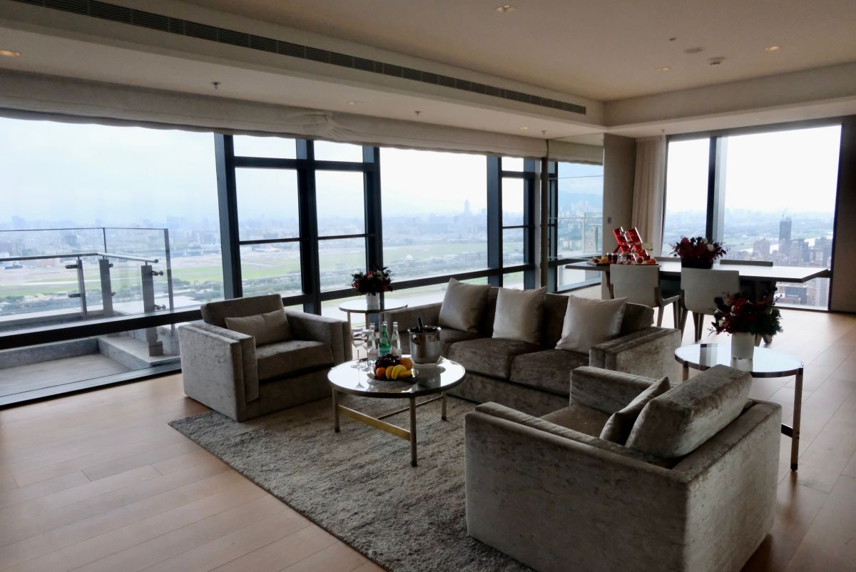 ▲NBA「戰神」艾佛森將入住僅次總統套房一級的天際萬豪套房，有諾大空間之外還有完美窗景。（圖／記者葉盛耀攝）