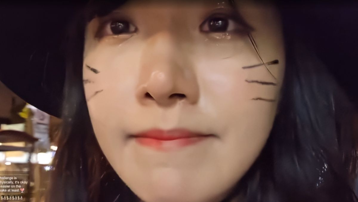 ▲企鵝妹昨（3）日情緒一度不穩，在鏡頭面前落淚。（圖／翻攝自企鵝妹直播）