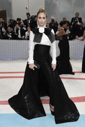 ▲艾蜜莉布朗帥氣褲裝登上Met Gala。（圖／美聯社）