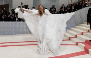 ▲超模吉賽兒邦臣華麗禮服現身Met Gala。(圖/美聯社) ▲超模吉賽兒邦臣華麗禮服現身Met Gala。(圖/美聯社)