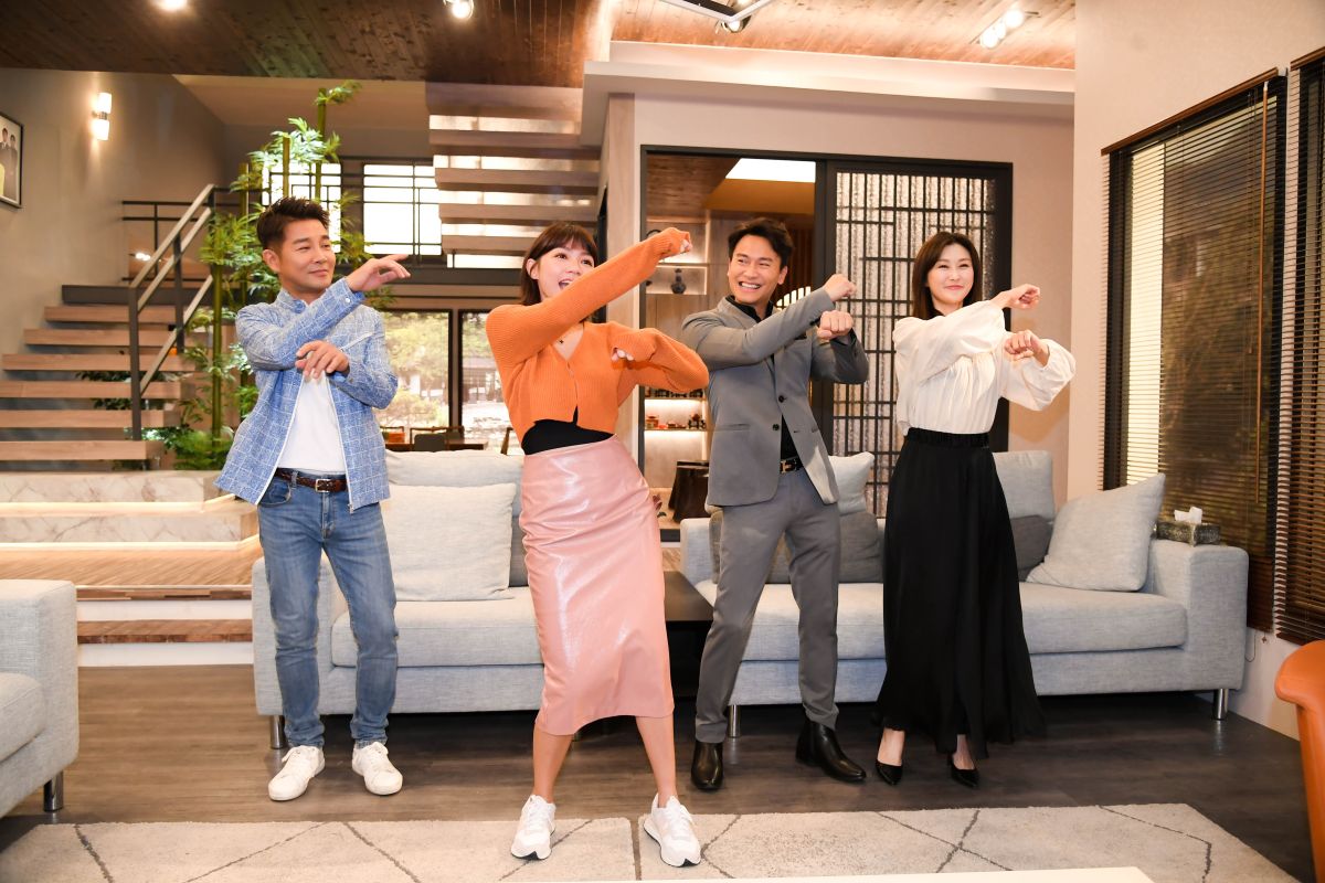 ▲曾智希（左二）跳「炸裂舞」慶功，短版上衣真的炸裂。（圖／三立）