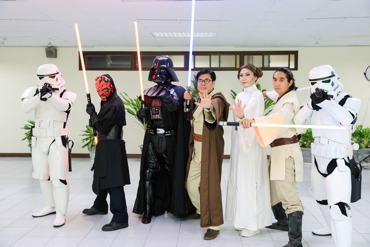 ▲5月4日國際星戰日，高雄市長陳其邁化身絕地武士驚喜現身。（圖／高雄市政府提供）