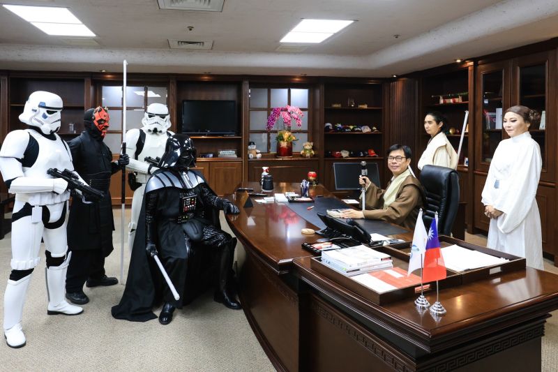 ▲高雄市長陳其邁化身絕地武士,邀請黑武士到市長室握手言和。(圖/高雄市政府提供)