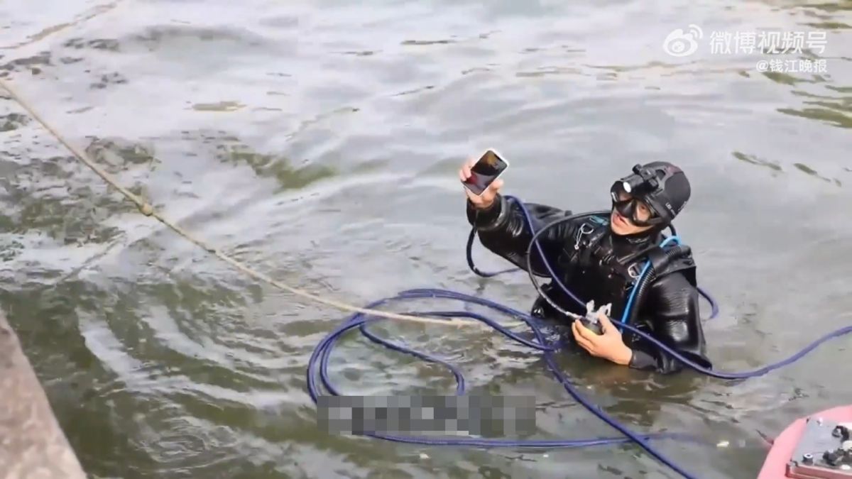 ▲近期，杭州西湖出現一些「打撈師」專替遊客打撈手機，日接5單可賺人民幣近萬元。（圖／翻攝自錢江晚報）