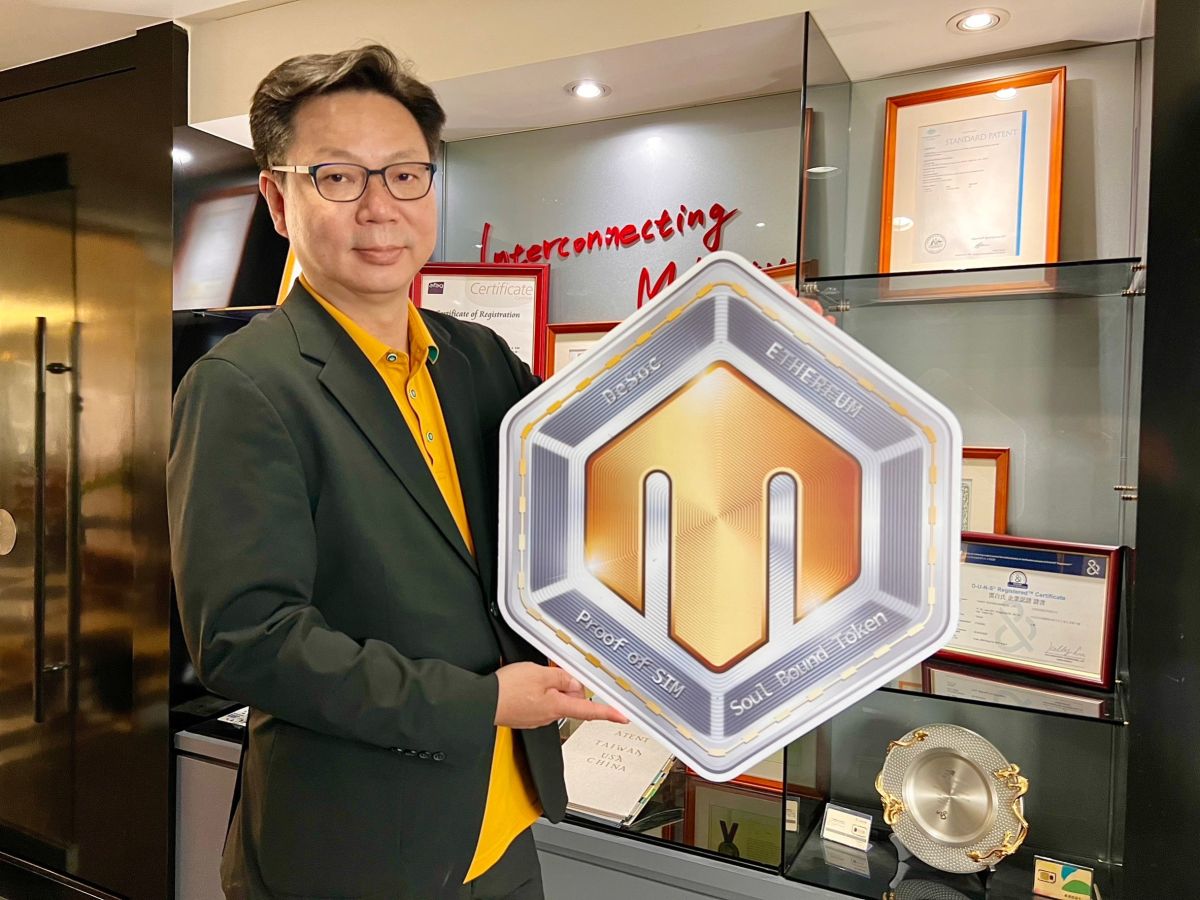 ▲ 太思科技董事長何俊炘發布PoSIM靈魂綁定NFT，成為web3世界通用身分憑證。（圖／太思科技提供）