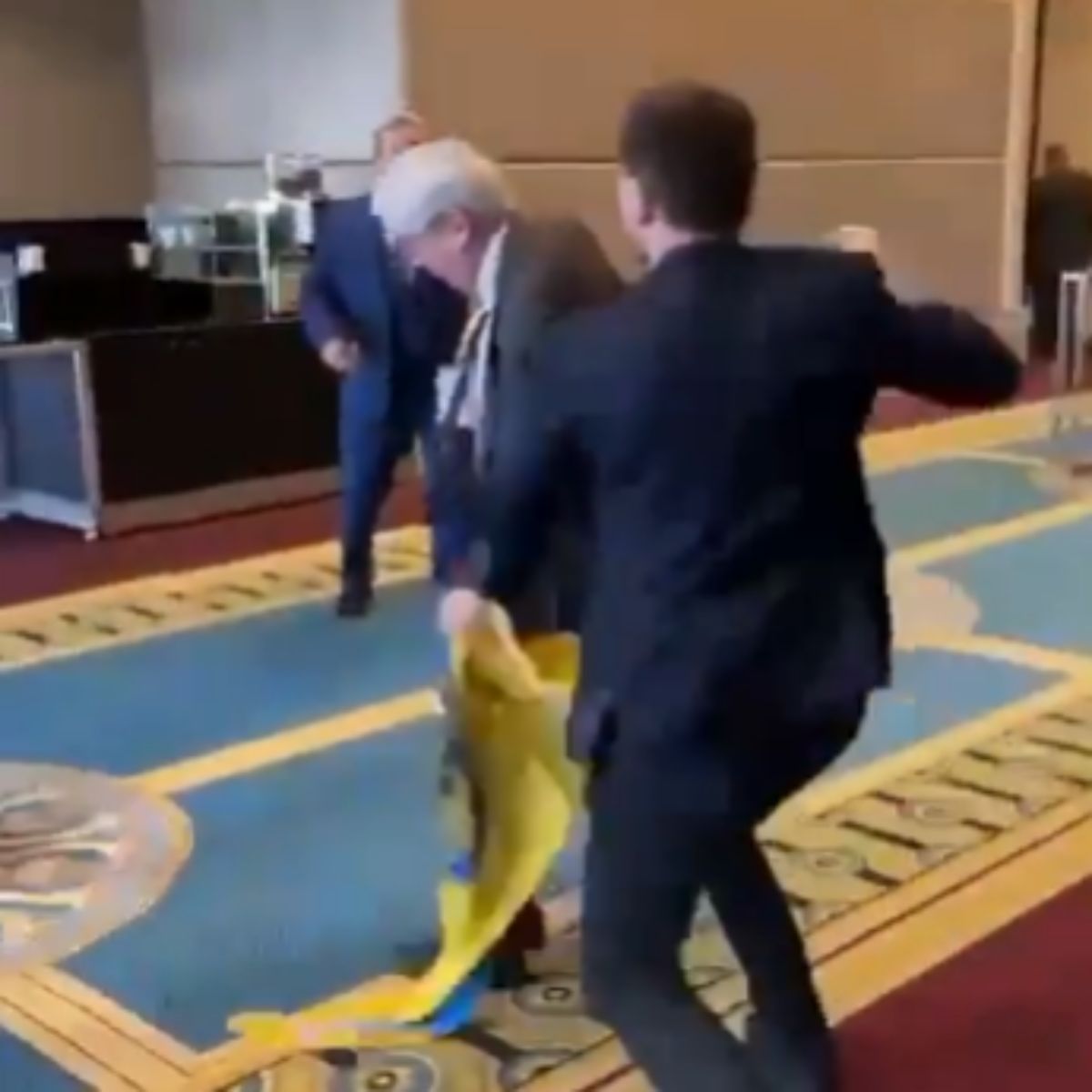 ▲俄羅斯代表4日在土耳其一場外交與經濟會議上，因伸手拉扯烏克蘭國旗，遭烏國議員痛扁。（圖／擷取自推特影片）