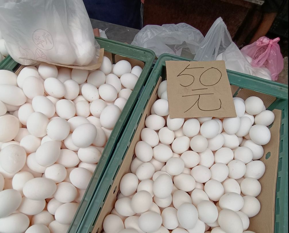 ▲最近「蛋蛋危機」出現趨緩的現象，不僅到超市、市場都已經可以買到雞蛋，就連價格也開始回穩。（圖/爆廢公社）