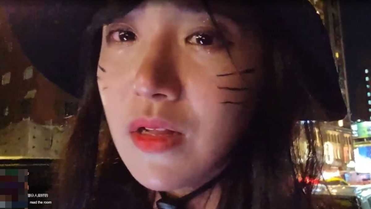 ▲企鵝妹日前在路上被民眾過度要求進行特殊活動，委屈落淚。（圖/企鵝妹實況）