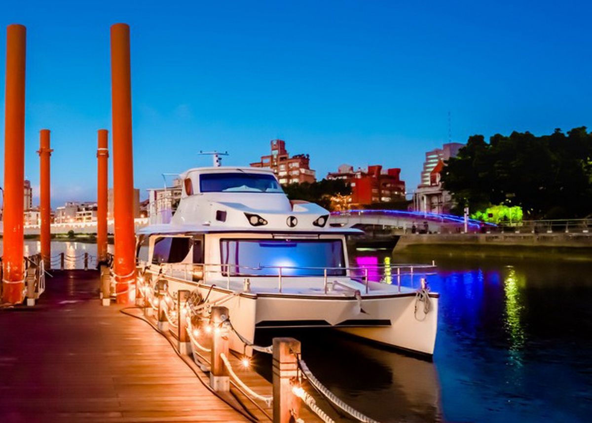 ▲晶華酒店首次推出很不一樣的謝師宴，「藍色公路狂歡派對」專案將帶師生一同登上豪華遊艇、暢遊淡水河搭佐美食佳餚。（圖／晶華酒店提供）