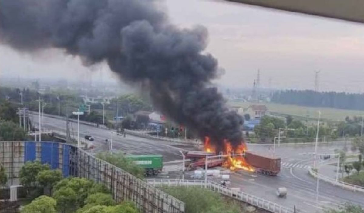 ▲江蘇泰州高港區永安洲鎮一處十字路口3日發生重大交通事故，約莫3輛貨櫃車車頭對撞後起火，有人當場死亡。（圖／翻攝自微博）