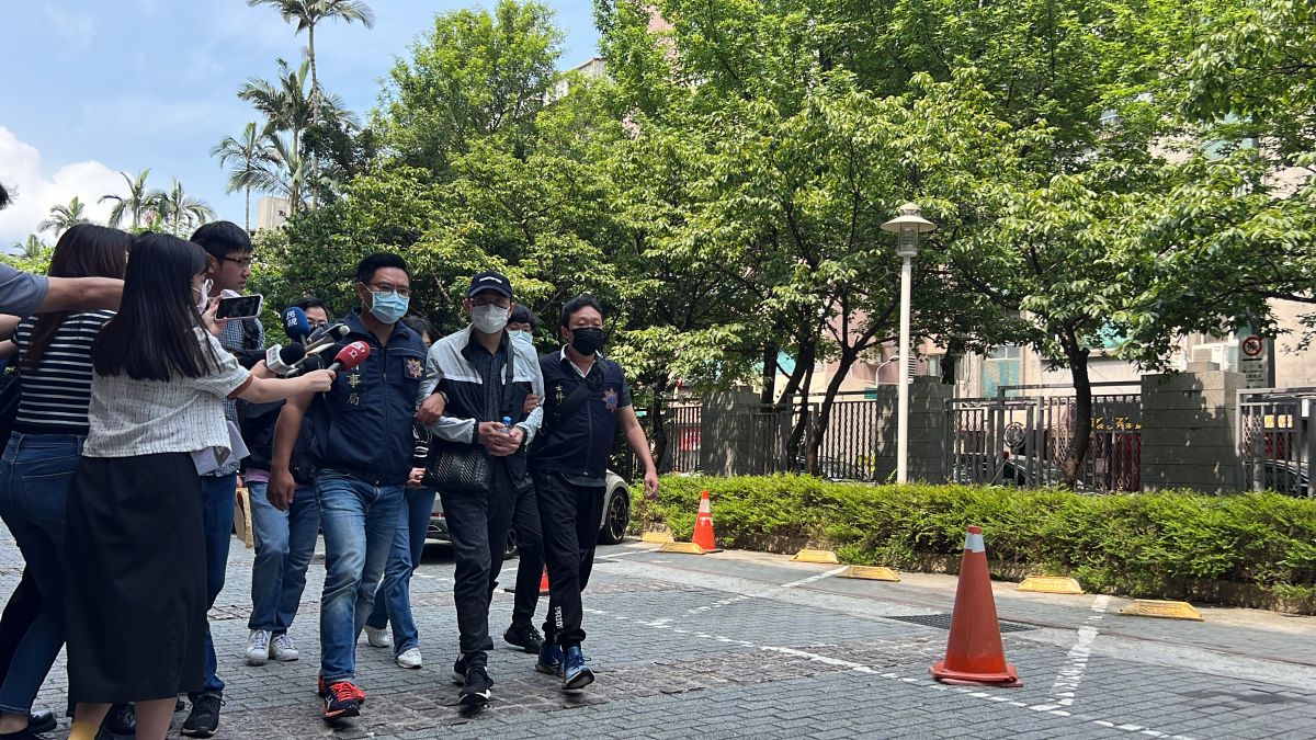 ▲台北地方法院審理不動產借貸媒合平台「im.B」，涉嫌以涉以「假債權、真吸金」等手法，詐騙90億餘元，包括主嫌曾耀鋒（圖中）一審判處16年6月。（圖／翻攝畫面）