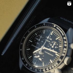 ▲MoonSwatch登月錶，首度搭載擁有專利的OMEGA 18K Moonshine Gold材質。（圖／翻攝自Swatch IG）