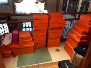 imb吸金案 曾耀鋒住處 查扣現金、名牌包等 ▲imb吸金案嫌犯曾耀鋒住處 所查扣的現金、名牌包等(圖/翻攝畫面)