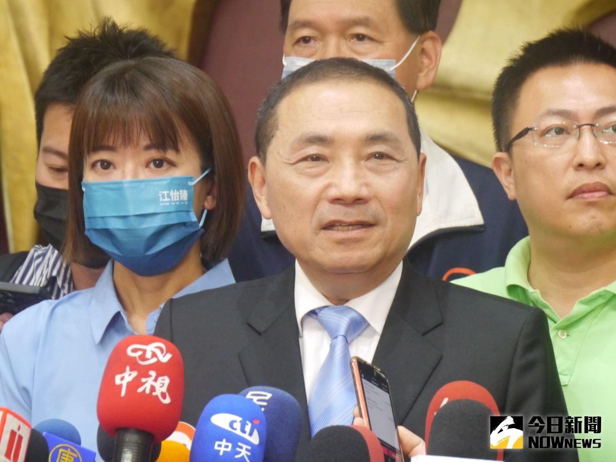 ▲針對韓國瑜貼文呼應日前說法，侯友宜到市議會備詢前受訪說大家同心同力，絕對都沒問題。（圖 ／記者吳嘉億攝，2023.05.05）