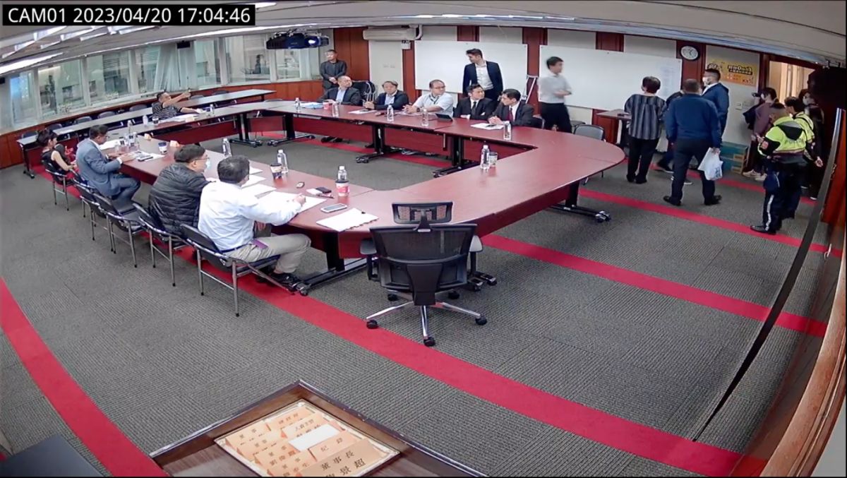 ▲泰山獨董杜英達因個人因素請辭，外界好奇，這是否與4月20日泰山舉辦審計會議時，龍邦董事長劉偉龍以黑道恐嚇董事為由，率領大批員警違法進入搜索泰山有關。（圖／泰山提供）