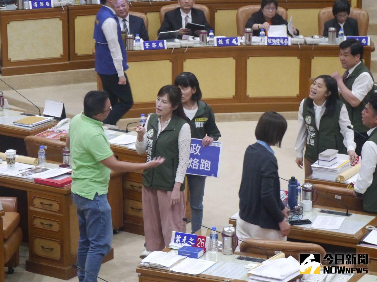▲新北議會民進黨團在聯合總質詢尾聲拿手舉牌到質詢台前抗議，國民黨議員王威元在旁批評，引起民進黨團不滿抗議，雙方爆發衝突。（圖 ／記者吳嘉億攝，2023.05.05）
