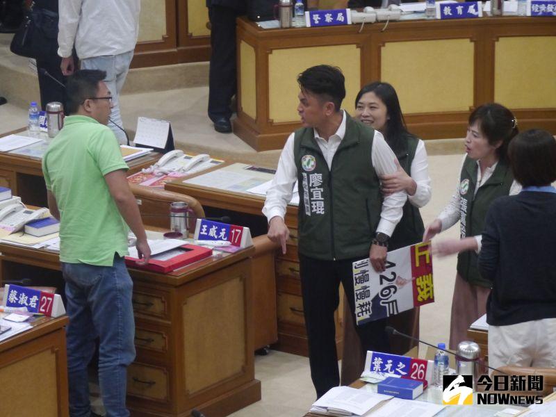 ▲新北議會民進黨團在聯合總質詢尾聲拿手舉牌到質詢台前抗議,國民黨議員王威元在旁砲轟,引起民進黨團不滿抗議,雙方爆發衝突。(圖 /記者吳嘉億攝,2023.05.05)