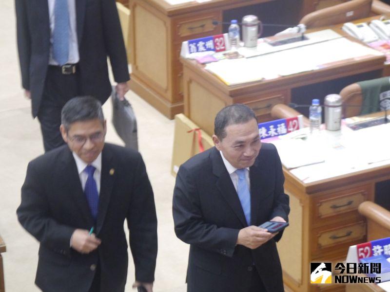 ▲新北議會民進黨總質詢藍綠爆口角,侯友宜低頭划看手機快步離開議場。(圖 /記者吳嘉億攝,2023.05.05)