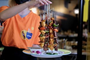 東區人氣星馬餐廳推新菜　餐點升級「沙嗲串每支重100克」
