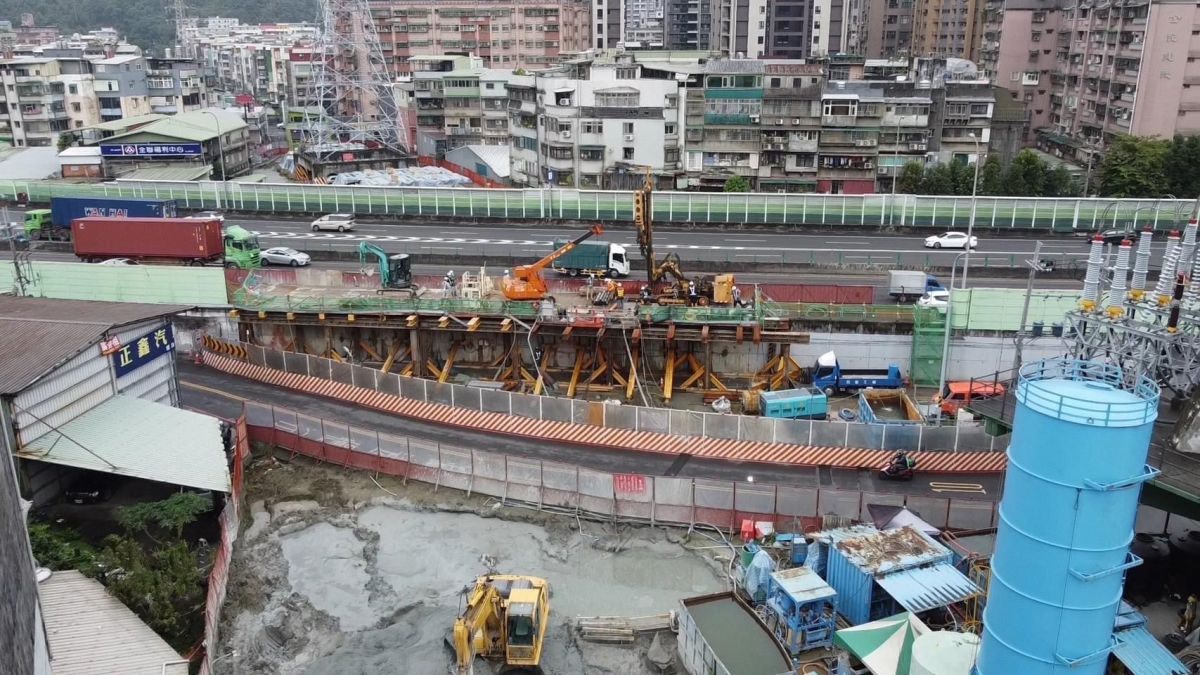 ▲「新社后橋園道段道路北延穿越高速公路工程」目前已完成地盤改良作業。（圖 ／新北市政府提供）