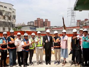 ▲林右昌視察新社后橋園道段道路北延穿越高速公路工程，在新北市府、地方民意代表陪同下期許工程如期如質完工。（圖 ／新北市政府提供）