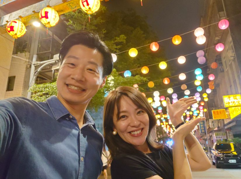 ▲日本參議員今井繪理子是前女子偶像團體SPEED的成員，近日隨訪團來台，昨天在無黨籍立委林昶佐陪同下，兩人前往萬華華西街夜市，除了品嚐台灣熱炒與甜點，也在唱片行交換簽名專輯並合影留念。（圖／翻攝林昶佐臉書）