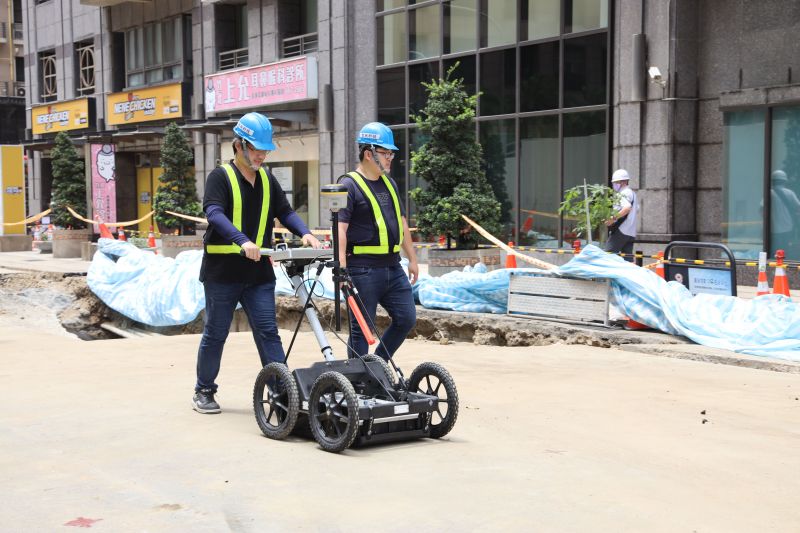 ▲竹北上周發生道路坍塌事件，在縣府要求下，建商今日委請技術人員到場執行透地雷達探測，待結果分析出爐，就能了解周邊道路地質穩定程度。（圖／新竹縣政府提供）