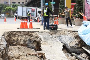 ▲針對莊敬六街位於勝利一路、勝利二路之間路段，擬定5條檢測路線來回檢測，工務處要求針對「大有可為」社區前方人行道與水溝間地質檢測，以釐清最鄰近社區的土質穩定程度。（圖／新竹縣政府提供）