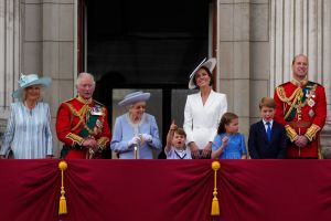 ▲2022年6月2日，在白金禧年大慶的閱兵典禮期間，英國女王伊麗莎白二世（Queen Elizabeth II）出現在白金漢宮的陽台上。（圖／美聯社／達志影像）