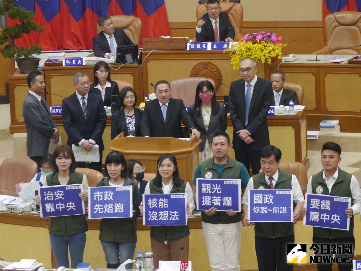 ▲新北議會民進黨團聯合總質詢，議員們手持「市政先烙跑」、「核能沒想法」等字牌到質詢台呼口號抗議侯友宜選總統荒廢市政。（圖 ／記者吳嘉億攝，2023.05.05）