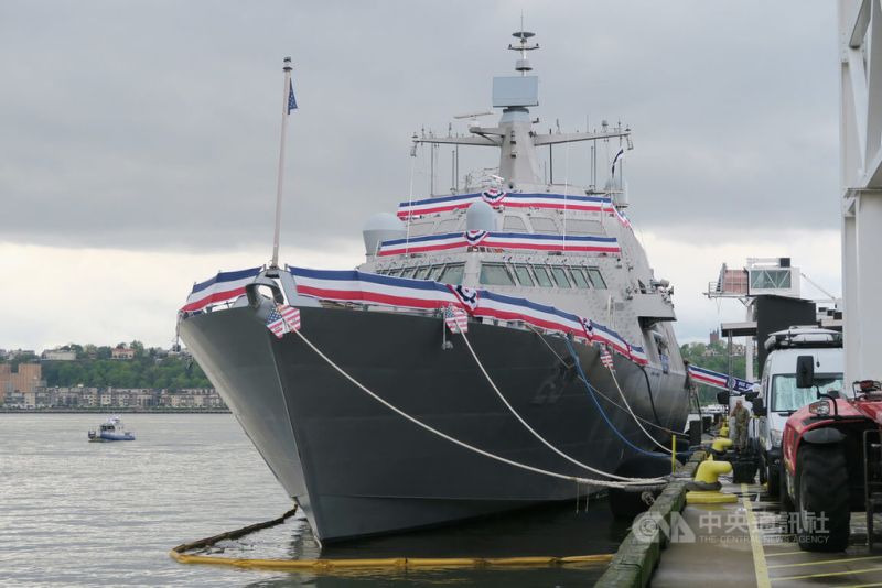 ▲美國海軍最新自由級近岸作戰艦古柏鎮號停靠紐約市曼哈頓88號碼頭，為預定6日舉行的服役儀式暖身。（圖／中央社）