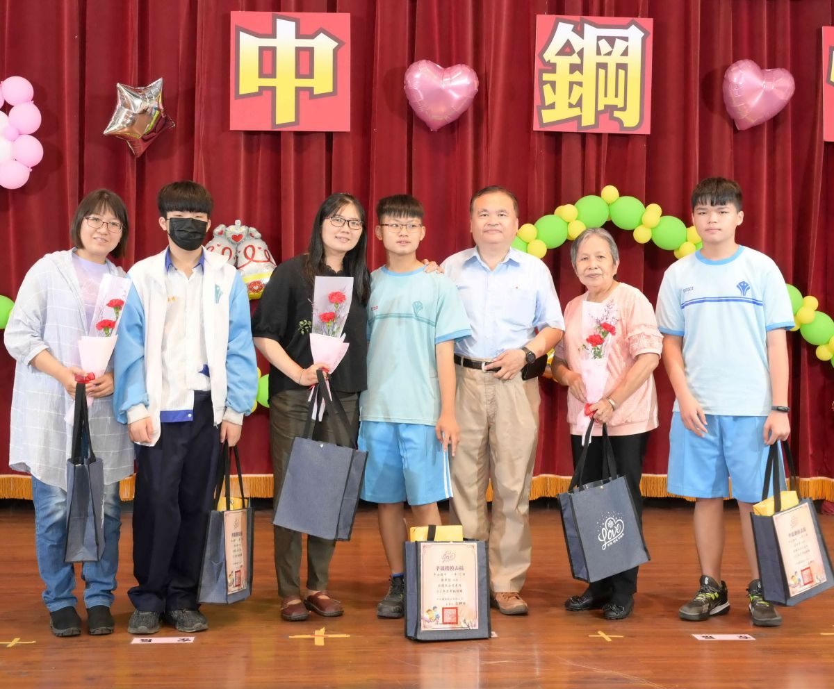 ▲中鋼公司舉辦小港區國中小孝親楷模表揚，由中鋼公司公共事務處處長孫宏魁(右3)主持。(圖／記者黃守作攝，2023.05.05)