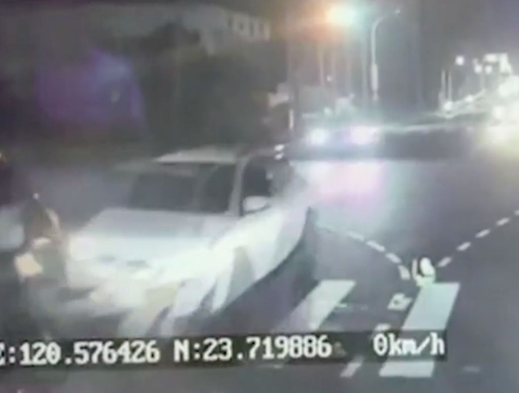 ▲一名移工酒駕騎電動自行車，後座更載著同事，在雲林工業區第二入口的路口，疑似未依規定二段式左轉，遭對向1輛賓士車擦撞倒地，後座同事更遭另外2輛汽車輾過，最終爆頭慘死。（圖／翻攝畫面）