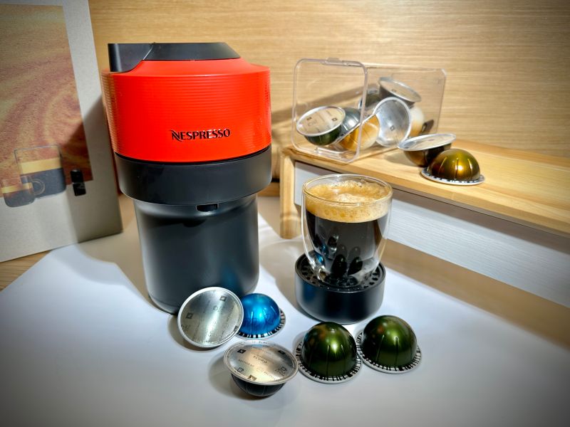 ▲Nespresso 日前推出新款VERTUO POP膠囊咖啡機，功能相同，但價格更便宜好入手。(圖／記者周淑萍攝)