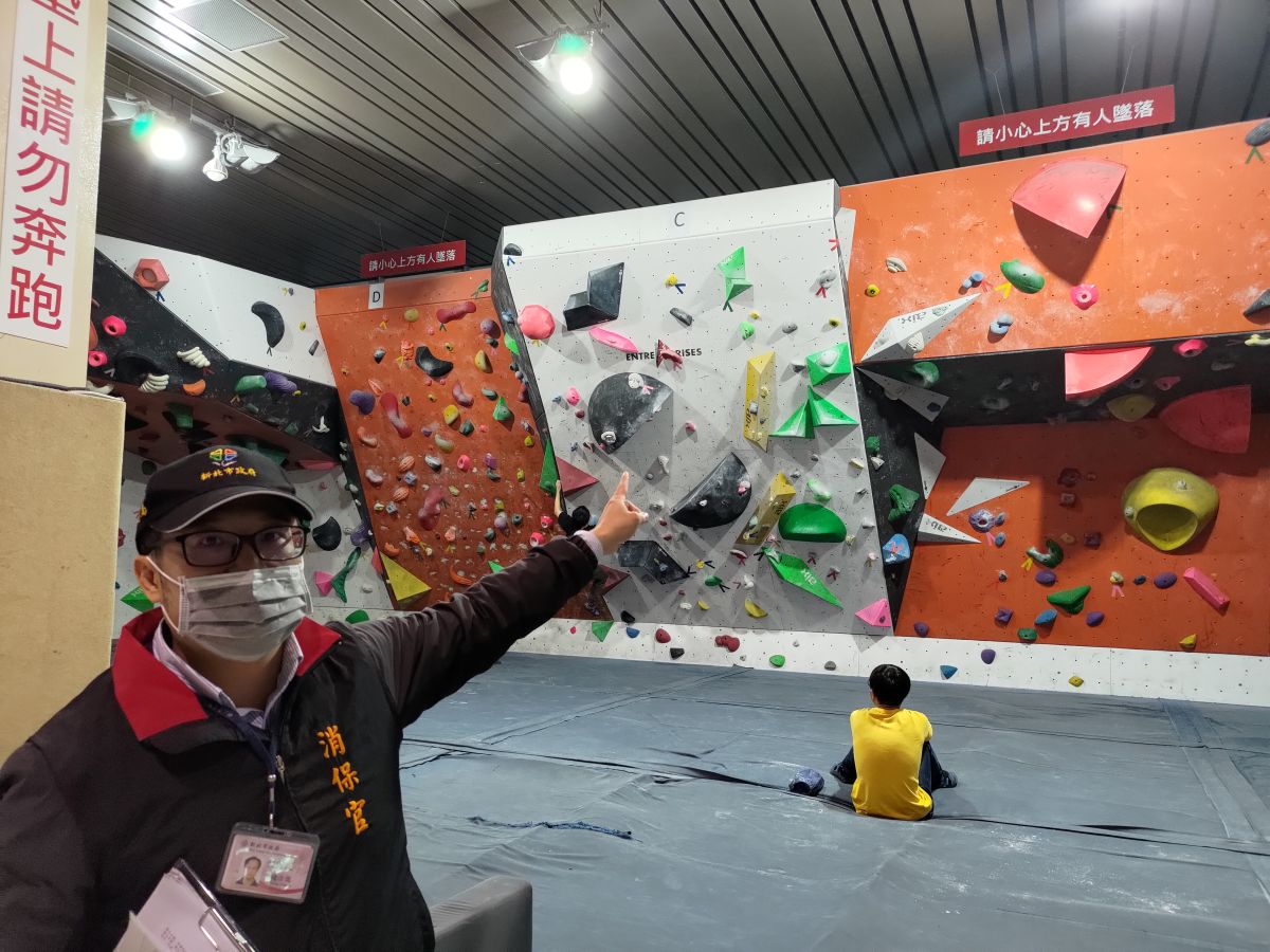 ▲消保官表示攀岩場所設施應有警示標語提醒消費者注意危險。（圖 ／新北市政府法制局提供）
