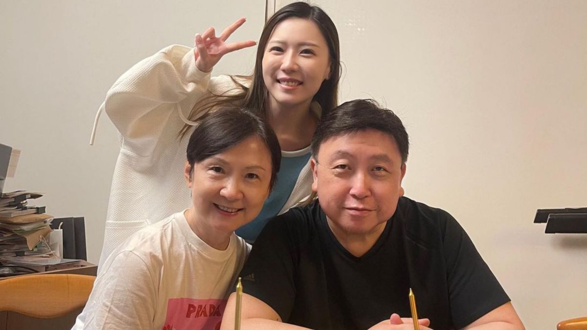 ▲王晶（前排右）和邱淑貞分手後，娶了圈外女友丁德君（前排左），夫妻倆結縭超過40年，難得露臉的照片立刻讓外界秒懂，為何王晶決定娶她。（圖／王子涵IG）