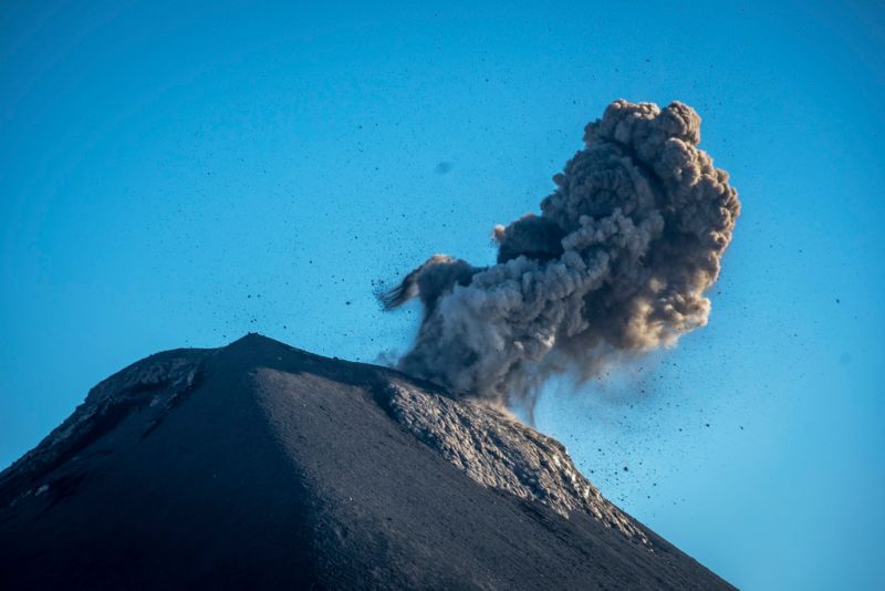 ▲中美洲最活躍火山「火峰」（Fuego）今天噴發，噴出的濃厚火山灰雲籠罩在瓜地馬拉首都附近的城鎮和農場上空。資料照。（圖／美聯社／達志影像）