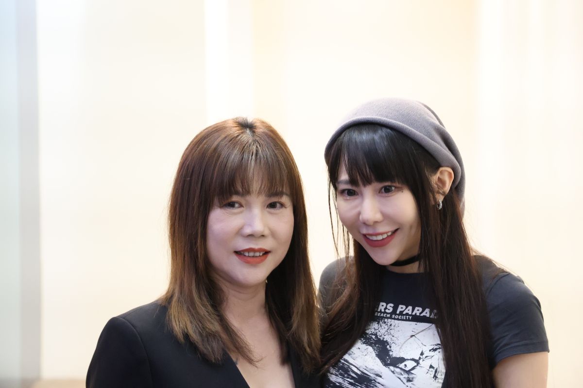 ▲針對與張立東爆發生親密行為一事，梓梓（右）今日與媽媽苒姐（左）一起受訪回應了。（圖／記者林調遜攝）