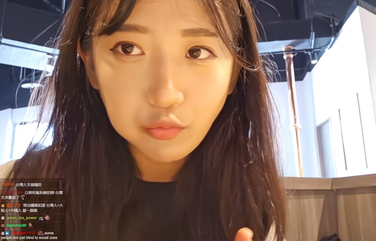 ▲今（5）日中午企鵝妹到一處韓式烤肉店用餐時，又多次在吃飯時被要求上前合照，讓她忍不住在鏡頭上吐露心聲「我以為吃飯跟哭的時候不拍照是常識」。（圖／企鵝妹直播）