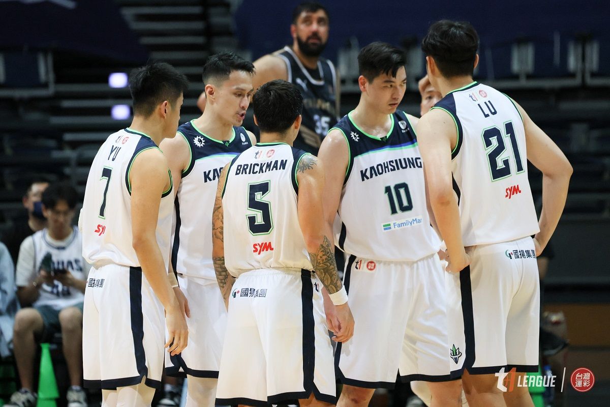 ▲「侯董」侯西峰在中場進入更衣室，鼓勵海神全隊不要放棄，促成這一場季後賽大逆轉的發生。（圖／T1聯盟提供）