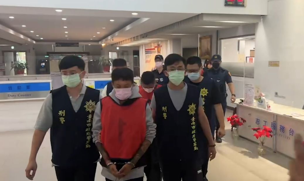 ▲丁姓超商店員因積欠債務，遭28歲陳姓超商女店長認定「手腳不乾淨」，竟夥同21歲的曾姓主嫌等6人，涉嫌毆打凌虐，最終導致丁男墜樓身亡。（圖／翻攝畫面） 