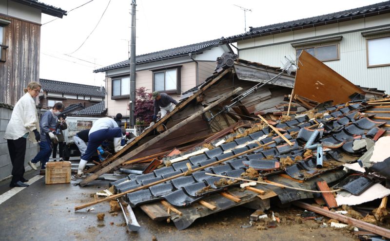 ▲日本石川縣5日發生規模6.5強震，造成多棟房子倒塌。（圖／美聯社／達志影像）