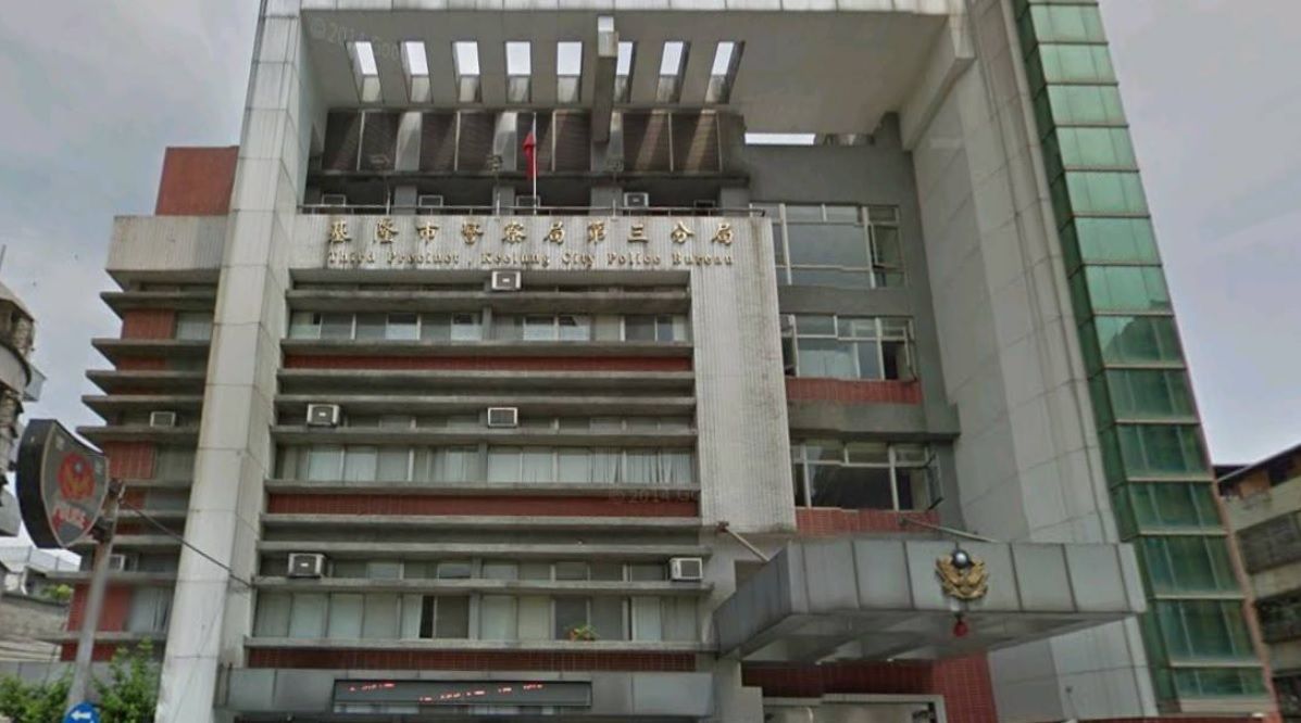 ▲本月4日晚間，基隆市警三分局偵查隊蘇姓偵查佐，因酒駕發生車禍，碰撞一名違規穿越馬路的薛姓男子。（圖／翻攝臉書粉絲團）  