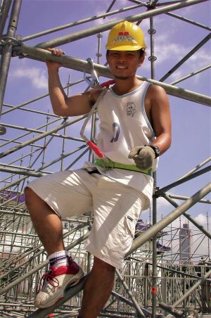 ▲黃明志今在臉書貼出20年前在台灣當工人的照片，致敬過去固執的自己。（圖／翻攝黃明志臉書）