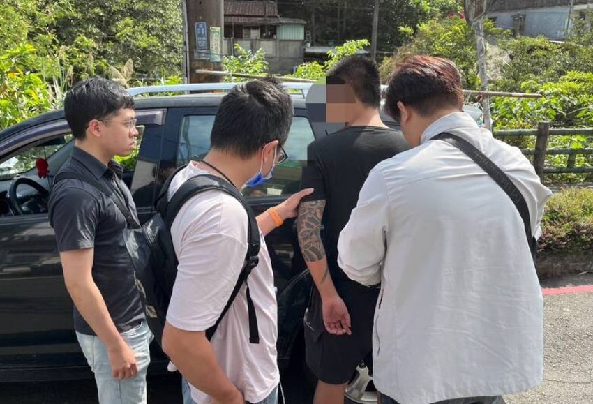 ▲自稱是竹聯幫明仁會成員的22歲鄭姓男子及幫眾等7人，因涉及暴力討債、砸店、放鞭炮恐嚇，遭警方逮捕到案。（圖／翻攝畫面）  