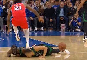 NBA季後賽／Embiid不慎踩踏G.Williams頭部　後者強硬吞血回歸
