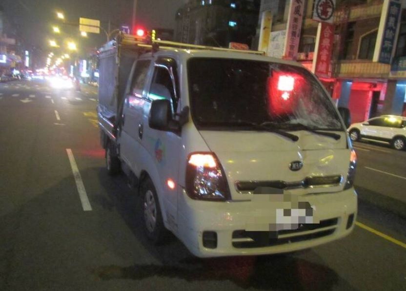 ▲今（6）日凌晨12時許，台中市北屯區發生一起死亡車禍，27歲莊姓男子駕駛小貨車行經該路口時，因閃避不及、撞上走在斑馬上線上的58歲林姓男子，林男因傷重送醫不治。詳細車禍原因還有待釐清。（圖／翻攝畫面）  