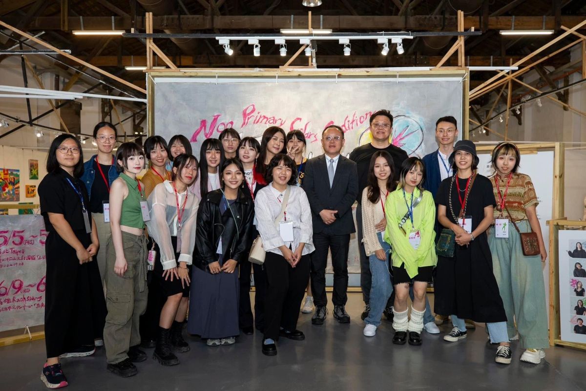 ▲文化部長史哲昨(5)日趁著中午的時間特別到松山文創園區為高雄師範大學美術學系的畢業班同學們加油打氣。（圖／截自史哲臉書）