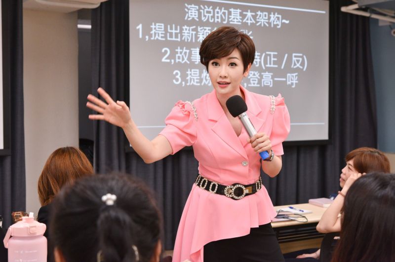 ▲寇乃馨演講一半痛哭，爆料當年被名製作人悔婚。（圖／寇乃馨提供）